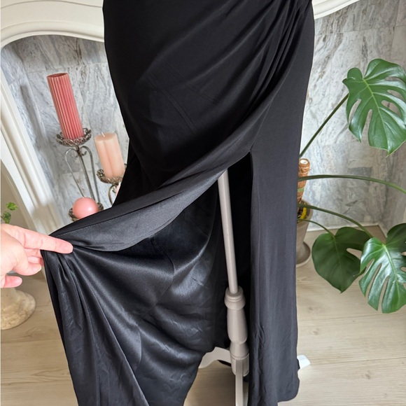 Ieena for Mac Duggal Black Ruched Jersey Gown - Picture 12 of 12